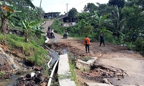 gawat_tanah_bergeser_tiap_20_menit_di_sukamakmur_bogor