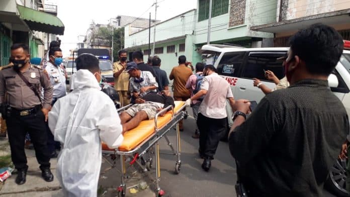gelandangan_dikerubuti_lalat_jalan_cokroaminoto_siantar_mendadak_heboh