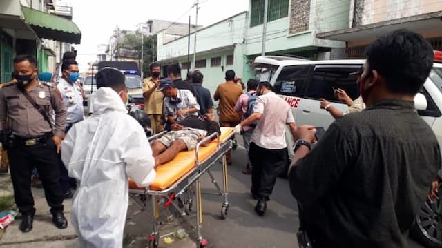 gelandangan_dikerubuti_lalat_jalan_cokroaminoto_siantar_mendadak_heboh