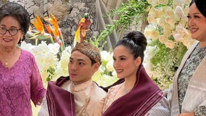 gelar_lamaran_chelsea_islan_dan_rob_clinton_pakai_adat_jawa_campur_batak