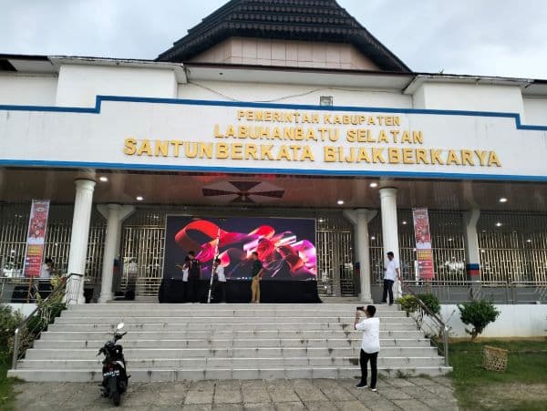 gelar_nobar_bupati_labusel_ajak_masyarakat_doakan_timnas_u_23