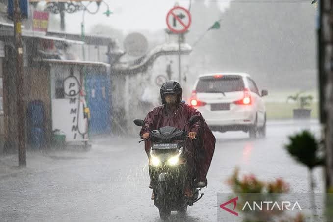 gelombang_rossby_sebabkan_kota_medan_diguyur_hujan_lebat