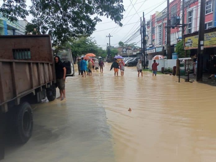 genangan_air_semakin_tinggi_di_seputaran_kampung_lalang_medan
