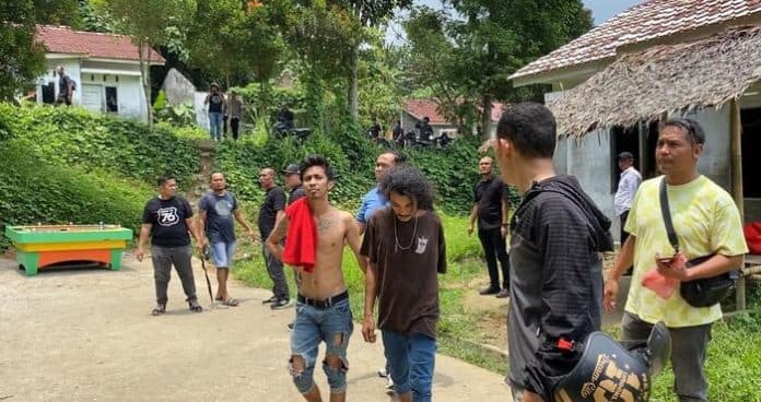 gerebek_kampung_narkoba_di_pancur_batu_polisi_bekuk_3_pengedar_dan_14_pemakai