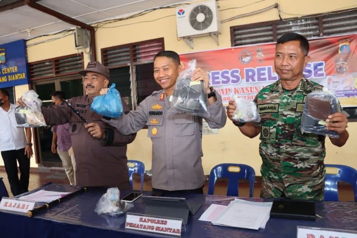 gerebek_lokasi_peredaran_narkoba_di_siantar_personel_kodim_0207simalungun_amankan_13_pria