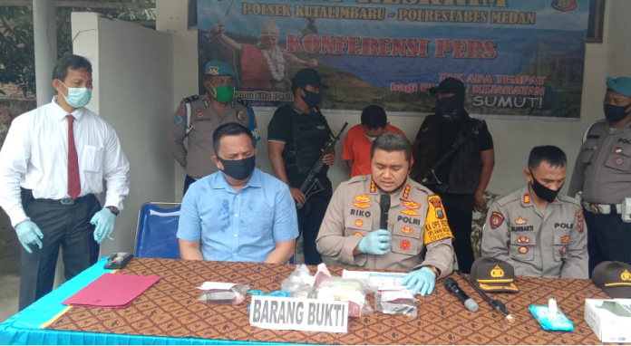 gerebek_rumah_bandar_narkotika_di_medan_polisi_amankan_1_kg_sabu_dan_20_pil_ekstasi