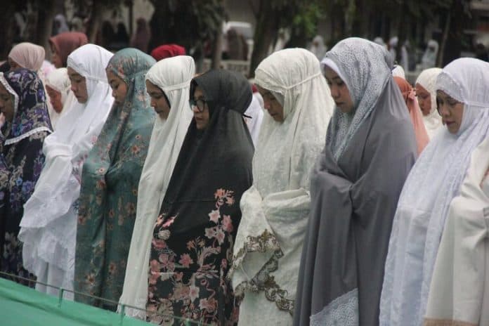 gerimis_iringi_warga_siantar_salat_idul_adha_1445_hijriah