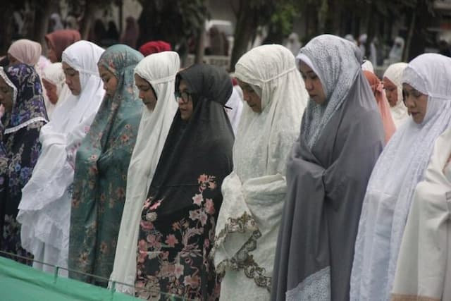 gerimis_iringi_warga_siantar_salat_idul_adha_1445_hijriah