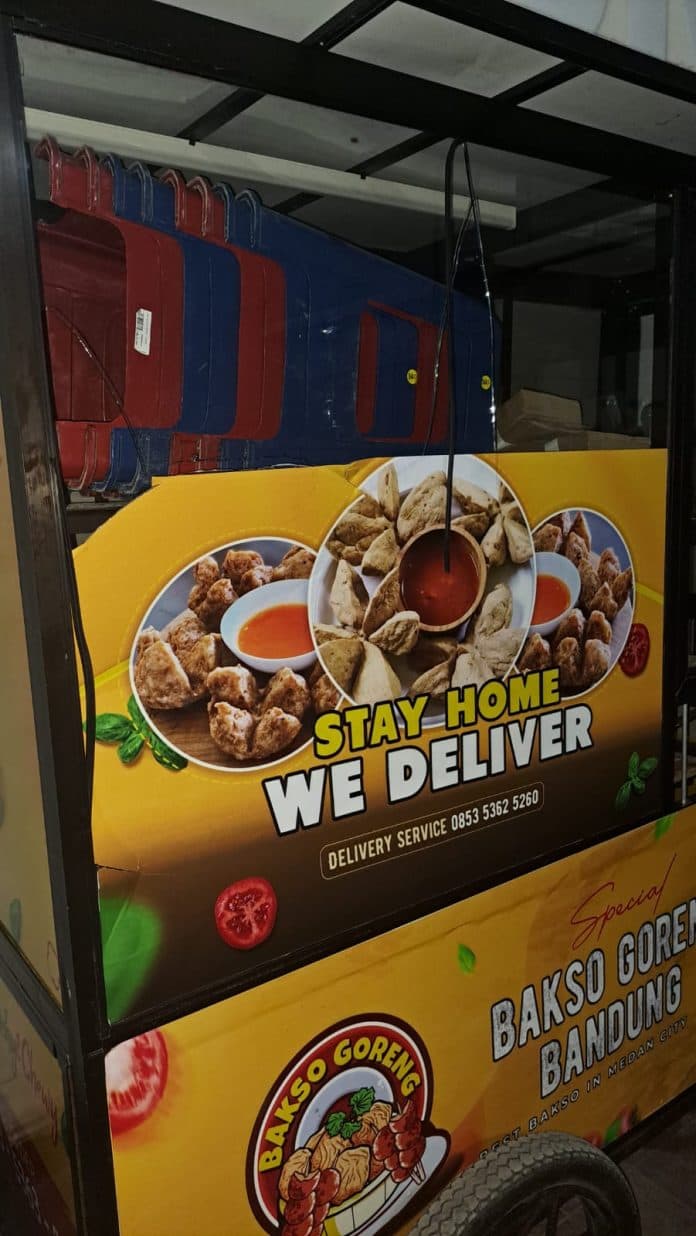 gerombolan_geng_motor_serang_gerobak_bakso_goreng_di_medan