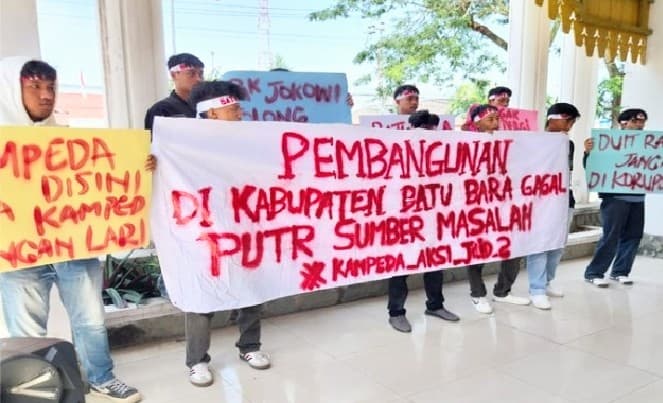 geruduk_kantor_bupati_dan_dprd_kompada_minta_kadis_putr_batu_bara_dicopot