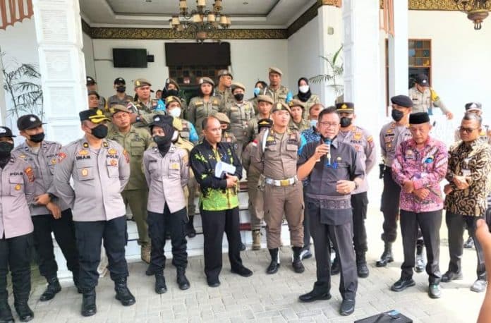 geruduk_kantor_bupati_mahasiswa_stit_batu_bara_tuntut_janji_zahir_beri_100_beasiswa