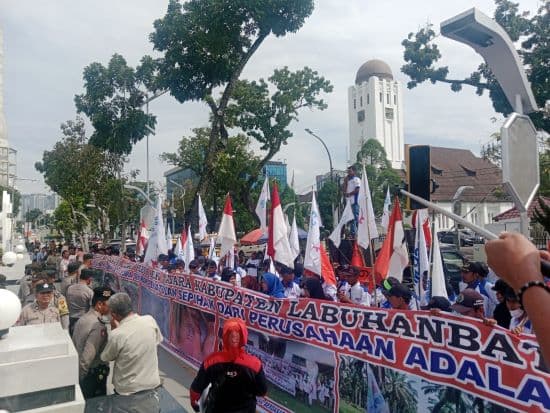 geruduk_kantor_gubsu_massa_fspmi_tuntut_kenaikan_ump_dan_ketidakadilan_buruh_sawit