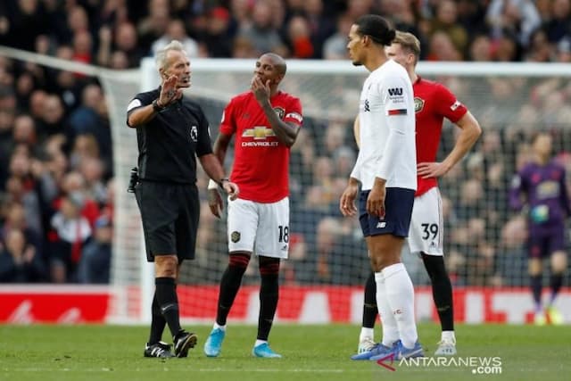 gol_kontroversial_mu_kontra_liverpool_di_mata_neville_dan_carragher