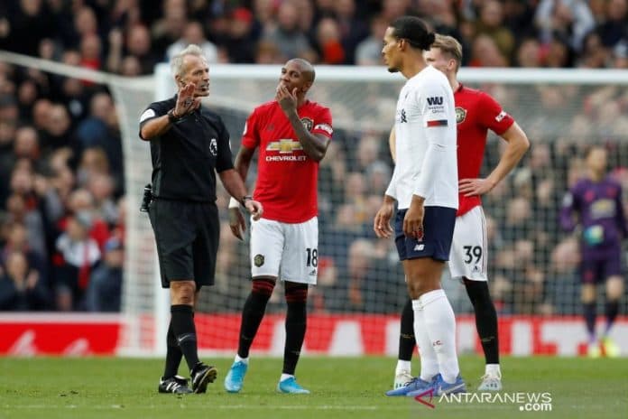gol_kontroversial_mu_kontra_liverpool_di_mata_neville_dan_carragher