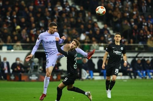 gol_torres_pastikan_barcelona_petik_hasil_imbang_di_markas_frankfurt