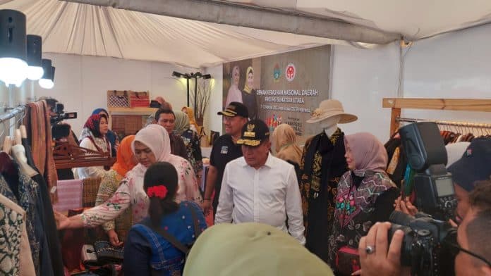 gubernur_edy_dan_nawal_lubis_kunjungi_stand_umkm_di_astaka_borong_produk_umkm