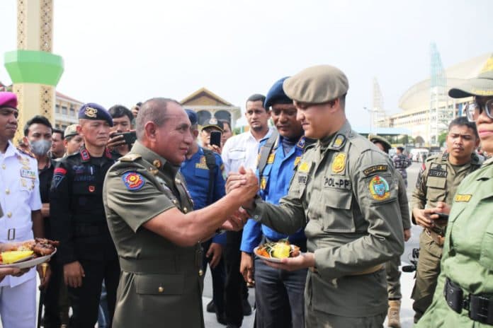 gubernur_edy_minta_satpol_pp_linmas_dan_damkar_perkuat_latihan_dan_berani_dalam_tugas