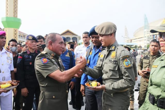 gubernur_edy_minta_satpol_pp_linmas_dan_damkar_perkuat_latihan_dan_berani_dalam_tugas