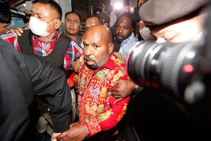 gubernur_nonaktif_papua_lukas_enembe_ditahan_lagi_sampai_12_april