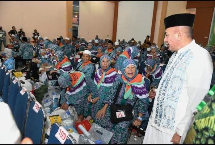 gubernur_sumut_sambut_kedatangan_jemaah_haji_kloter_i_di_debarkasi_medan