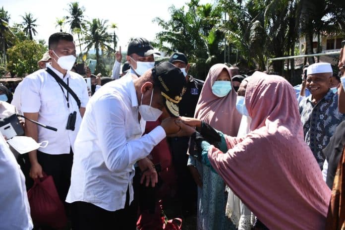 gubsu_berbagi_paket_sembako_ke_warga_di_madina_dan_palas
