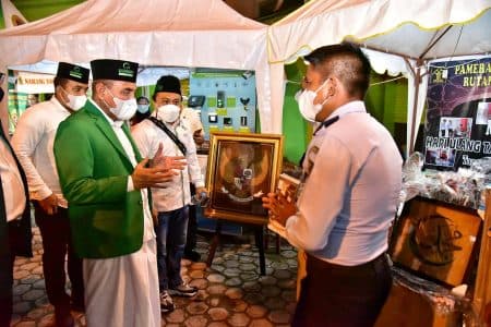 gubsu_borong_lukisan_dan_kaligrafi_pemenang_lomba_hut_ke_91_al_jamiyatul_washliyah