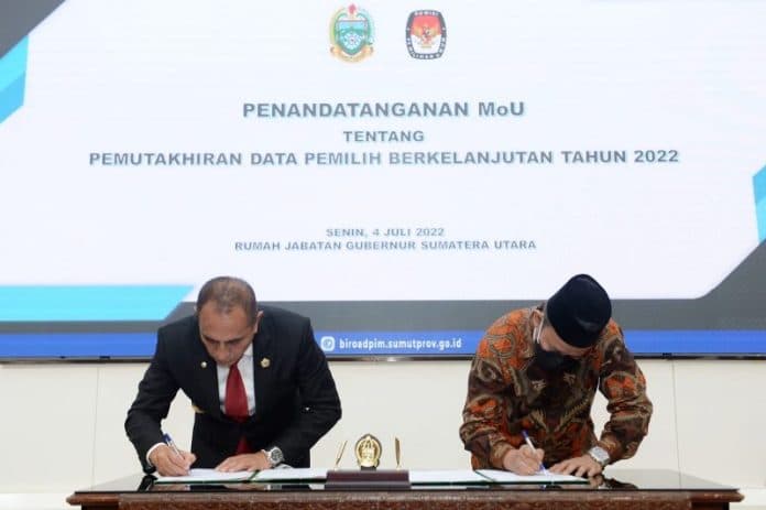 gubsu_dan_ketua_kpu_sumut_teken_kerja_sama_pemutakhiran_data_pemilih_berkelanjutan