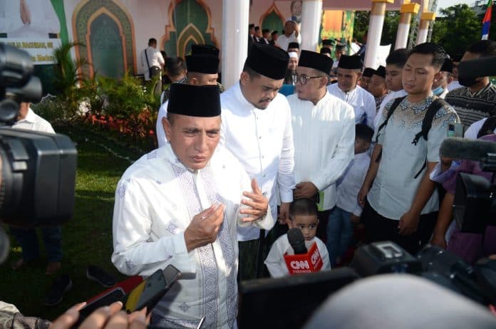 gubsu_dan_wali_kota_sholat_idulfitri_bersama_ribuan_masyarakat_di_lapangan_cadika_medan
