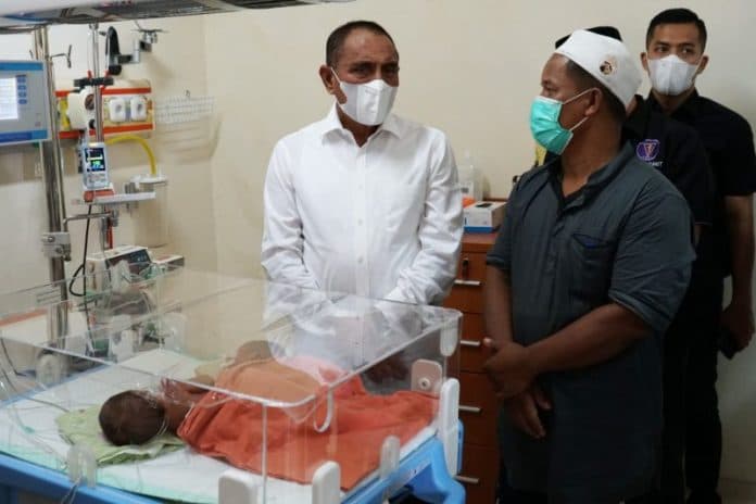 gubsu_kunjungi_bayi_kembar_ratih_dan_ririn_asal_asahan_di_rsup_ham