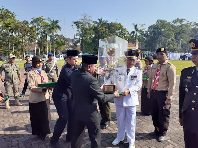 gubsu_serahkan_tunggul_bangun_purba_kecamatan_terbaik