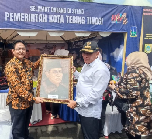 gubsu_terima_cenderamata_lukisan_telur_dari_umkm_tebing_tinggi