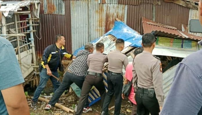 gubuk_narkoba_di_bantaran_rel_tembung_dirobohkan_polisi