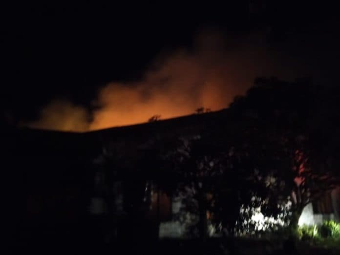 gudang_kayu_terbakar_di_rambung_merah_upaya_pemadaman_masih_dilakukan