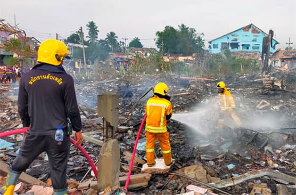 gudang_kembang_api_meledak_di_thailand_selatan_9_tewas_ratusan_rumah_berantakan