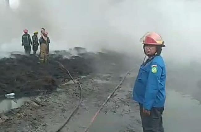 gudang_pengolahan_ban_bekas_yang_terbakar_belum_sepenuhnya_padam