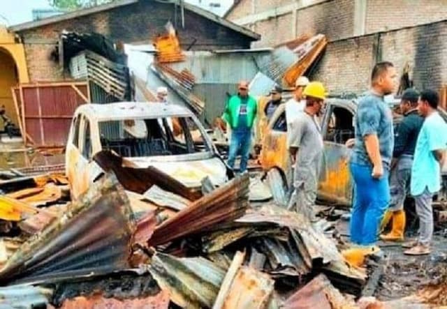 gudang_penyimpanan_mobil_di_batu_bara_terbakar_3_mobil_ikut_hangus