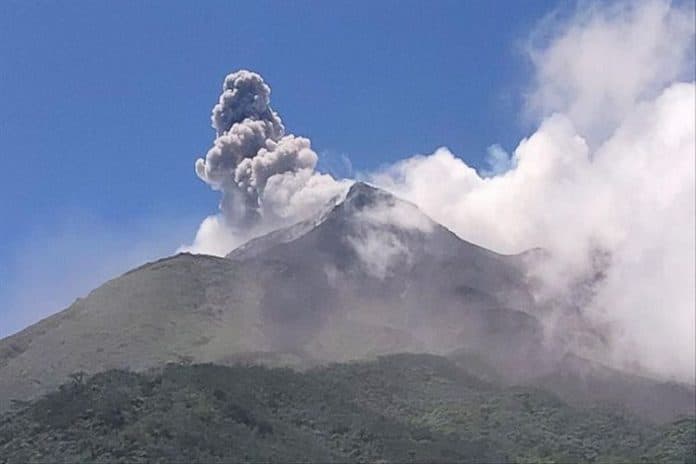 guguran_lava_gunung_karangetang_capai_1750_meter