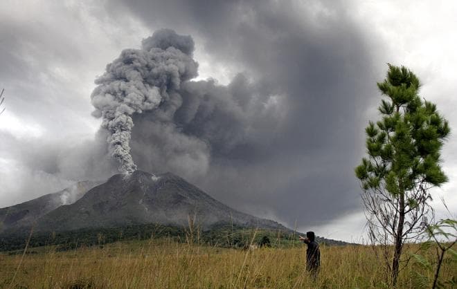gunung_dukono_semburkan_abu_vulkanik_hingga_2600_meter