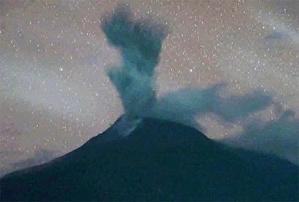 gunung_lewotobi_laki_laki_di_ntt_kembali_semburkan_abu_vulkanik
