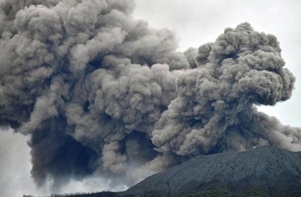 gunung_marapi_kembali_erupsi_abu_menjulang_1500_meter