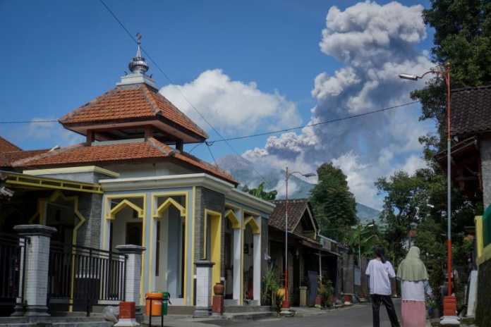 gunung_merapi_kembali_erupsi_peringatan_penerbangan_dikeluarkan