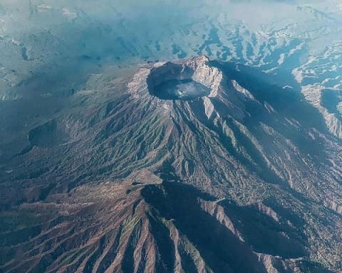 gunung_raung_keluarkan_abu_vulkanik_intensitas_sedang