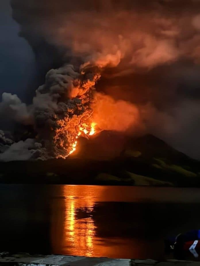gunung_ruang_berstatus_awas_basarnas_tambah_tim_evakuasi_warga