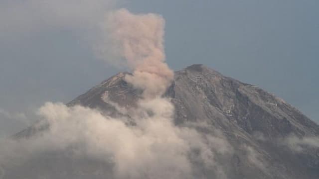 gunung_semeru_luncurkan_abu_vulkanik_masyarakat_sekitar_dilarang_beraktivitas