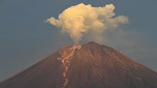 gunung_semeru_luncurkan_awan_panas_status_siaga