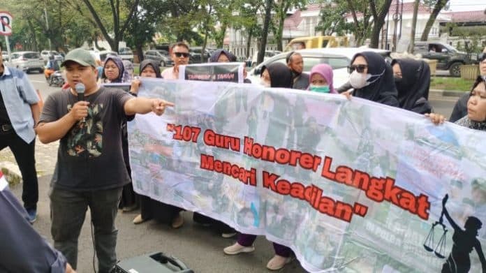 guru_honorer_langkat_demo_kejati_sumut_minta_objektif_menangani_kasus_pppk_2023