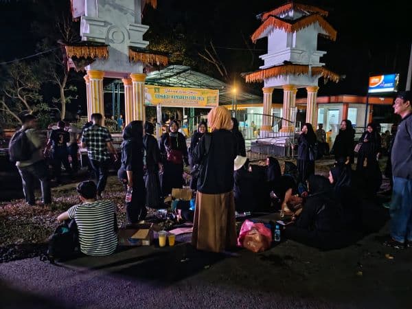 guru_honorer_yang_unjuk_rasa_di_kantor_bupati_langkat_bertahan_hingga_malam_hari