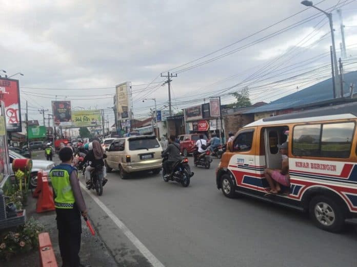 h1_lebaran_700_kendaraan_padati_siantar_didominasi_plat_bk_dan_bb