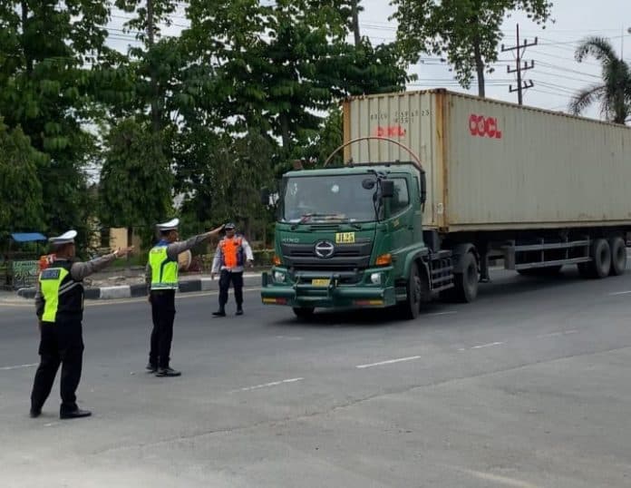 h_1_jelang_lebaran_satlantas_polres_tebing_tinggi_tindak_22_truk_sumbu_tiga