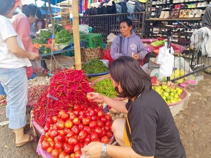 h_1_lebaran_harga_cabai_dan_bawang_stabil_di_pasar_dwikora_siantar